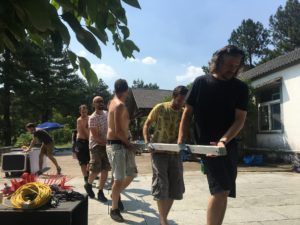 2017年龙焰活动上各个营地成员都在帮忙搬东西 