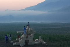 Watching the sunrise on the effigy - Picture by Sven Aarne Serrano